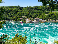 Schloss Wörth, am Schaffhauser Ufer des Rheins. Durch die Seilstufe werden Tonnen von Sauerstoff in das smaragdgrüne Wasser eingebracht. : Rheinfall, Wasser, Wasserfall