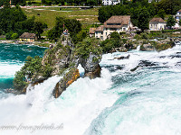 Der imposante Rheinfall, eingeklemmt zwischen dem Schloss Laufen und Neuhausen. Im Sommer zwängen sich jede Sekunde bis zu 600'000 Liter Wasser über die 23 m hohe Stufe. : Rheinfall, Wasser, Wasserfall