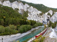 Nebst dem Vorderrhein haben auch die Eisenbahn und ein Wanderweg Platz. : Eisenbahn, Rheinschlucht, Rhätische Bahn, Ruinaulta, Vorderrhein