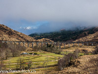 Über den Glenfinnan Viadukt rauschen im Sommer Dampf-Eisenbahnen. Er wurde vor allem durch die Harry Potter-Filme berühmt, in denen der Hogwarts-Express den Viadukt passiert : Schottland England 2015