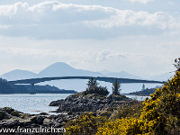 Skye Bridge. Sie verbindet die Isle of Skye mit dem schottischen Festland. Im Hintergrund die Cuillin Hills : Schottland England 2015