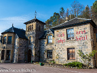 Unser Hotel Loch Ness Lodge in Drumnadrochit, dem Mekka für Nessie-Anhänger. Im angegliederten Nessieland können v.a. Souvenirs gekauft werden : Schottland England 2015