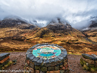 Die Drei Schwestern (Three Sisters) sind von Wolken bedeckt. : Glencoe, Hidden Valley, Schottland England 2015