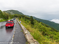 Der Shenandoah Nationalpark liegt im Bundesstaat Virginia im Osten der USA und besteht primär aus einem Ausläufer der Blue Ridge Mountains, dem nördlichsten Zipfel der Appalachen. John Denver hat diese Landschaft in seinem legendären Song "Take me Home, Country Roads" besungen. Mitten durch den Park, immer zuoberst auf dem Bergzug, führt der Skyline Drive, eine etwa 160 km lange kurvenreiche Strasse. Zu unserem Glück hatten wir die Wetterprognosen nicht konsultiert - sonst hätten wir diesen einzigartigen Ort vielleicht nicht besucht. : Shenandoah