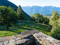 Hoch über dem Zusammenschluss von Maggiatal und Centovalli gelegen, konnten die früheren Handelswege bestens überwacht werden. : Gordevio Tessin 2022