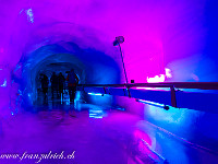 Bei der Bergstation auf dem Titlis besichtigen wir die Eishöhle.