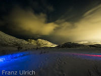Wer sieht das Nordlicht? Nein, die blauen und roten Schimmer sind von Taschenlampen