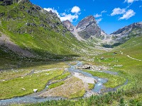 Val Tuoi mit Bergbach Clozza und Piz Buin, 3312 m. : Engadin