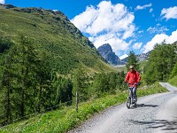 Rasante Abfahrt durch das Val Tuoi mit dem Trotti-Bike. : Engadin