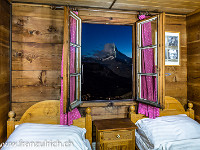 Berggasthaus Fluhalp mit prächtiger Aussicht auf das beleuchtete Matterhorn. Das eigentlich dunkle Zimmer habe ich mit der Stirnlampe aufgehellt, damit eine ausgewogene Belichtung entsteht. Das ging natürlich nur durch ausprobieren... Zu "analogen" Zeiten wäre ein solches Bild kaum möglich gewesen. : Matterhorn, Zermatt