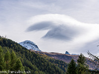 Im Norden Regen, im Wallis Sonnenschein und Ferienzeit. Was liegt also näher, als ein paar Tage in Zermatt zu verbringen und beim lieben Matterhorn einen Besuch zu machen. Über dem Breithorn zeigen sich hohe Wolken, und damit beginnen die geheimen Vorbereitungen für eine spektakuläre Light-Show... : Herbst, Matterhorn, Zermatt