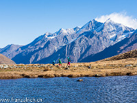 Das mittlere der drei Seelein - und hinten Dom (4545 m, Mitte) und Täschhorn (4491 m, rechts). : Herbst, Matterhorn, Zermatt