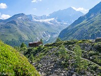 Cabane du Petit Mountet (2143 m) mit Weisshorn (4505 m). : Zinal 2026